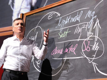 CIENTÍFICO DE EU PRESENTA BATERÍA LÍQUIDA CAPAZ DE ALMACENAR ENERGÍA VERDE