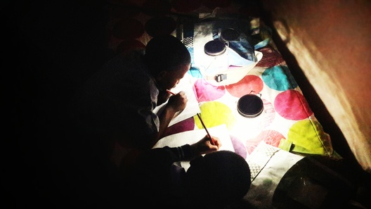 MOCHILAS RECARGADAS CON ENERGÍA SOLAR PARA ESTUDIANTES AFRICANOS