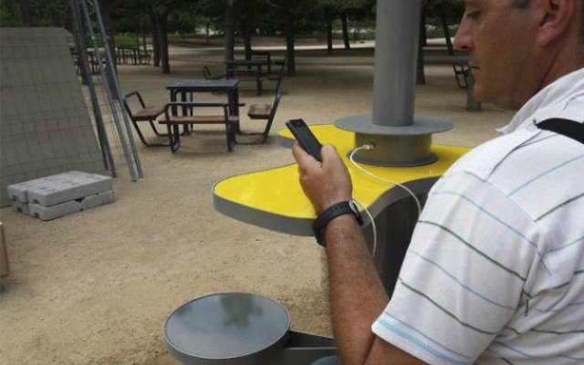 CARGADOR SOLAR REVOLUCIONA CALLES EN ESPAÑA. ¡OFRECIENDO CARGAS GRATIS!