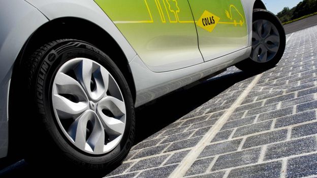 CARRETERA SOLAR OBTIENE ENERGÍA PARA CARGAR COCHES ELÉCTRICOS EN REINO UNIDO