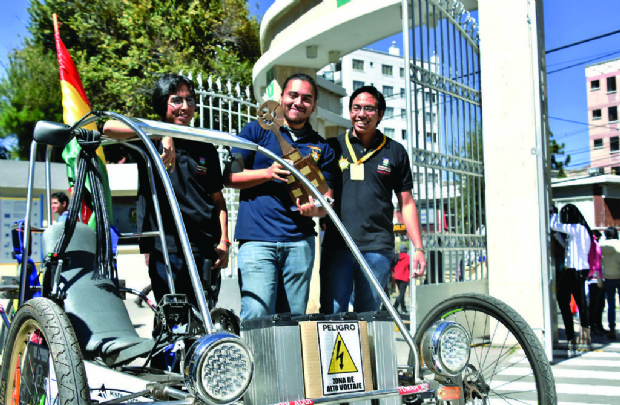 EQUIPO DE UCB PRESENTÓ EL CARRO SOLAR QUE GANÓ EN CHILE -BOLIVIA-