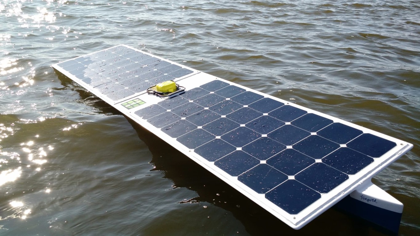 PANELES SOLARES, GPS Y ARDUINO SON LOS INGREDIENTES PARA QUE ESTE BOTE PUEDA CRUZAR EL MAR