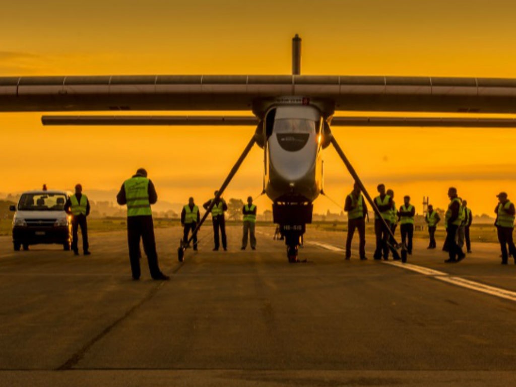 EL AVIÓN QUE FUNCIONA CON ENERGÍA SOLAR LE DIO LA VUELTA AL MUNDO