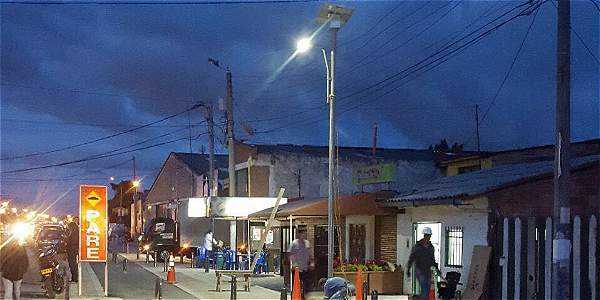 INSTALAN EL PRIMER PANEL SOLAR PARA POSTE DE LUZ EN COTA -COLOMBIA-