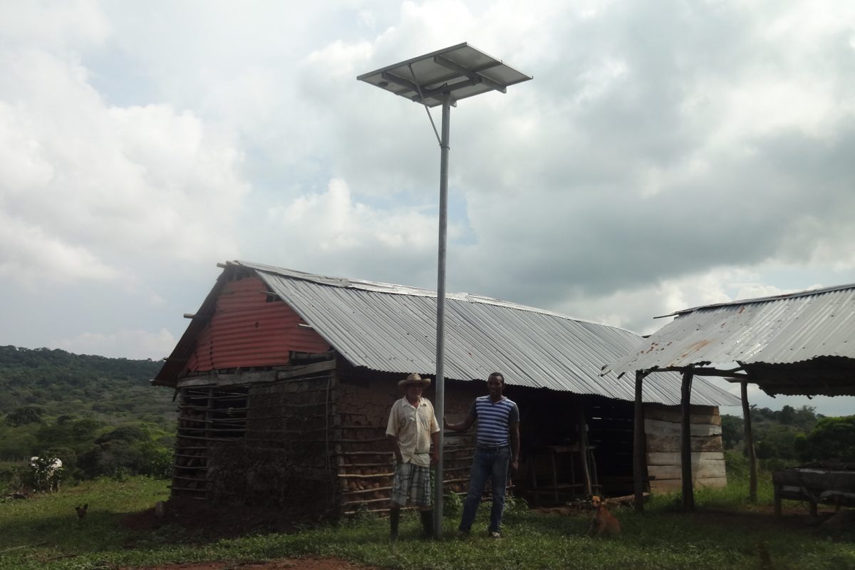 CON PANELES SOLARES LA ELECTRICIDAD LLEGA A CAMPESINOS EN ATLÁNTICO -COLOMBIA-