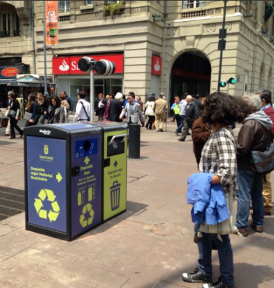 BASUREROS INTELIGENTES CON ENERGÍA SOLAR EN CHILE