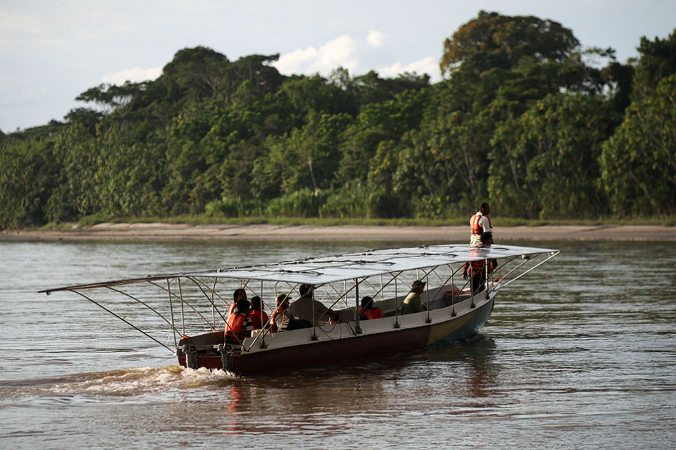 Colombia: La canoa indigena potenciada con energia solar que viaja por el Amazonas