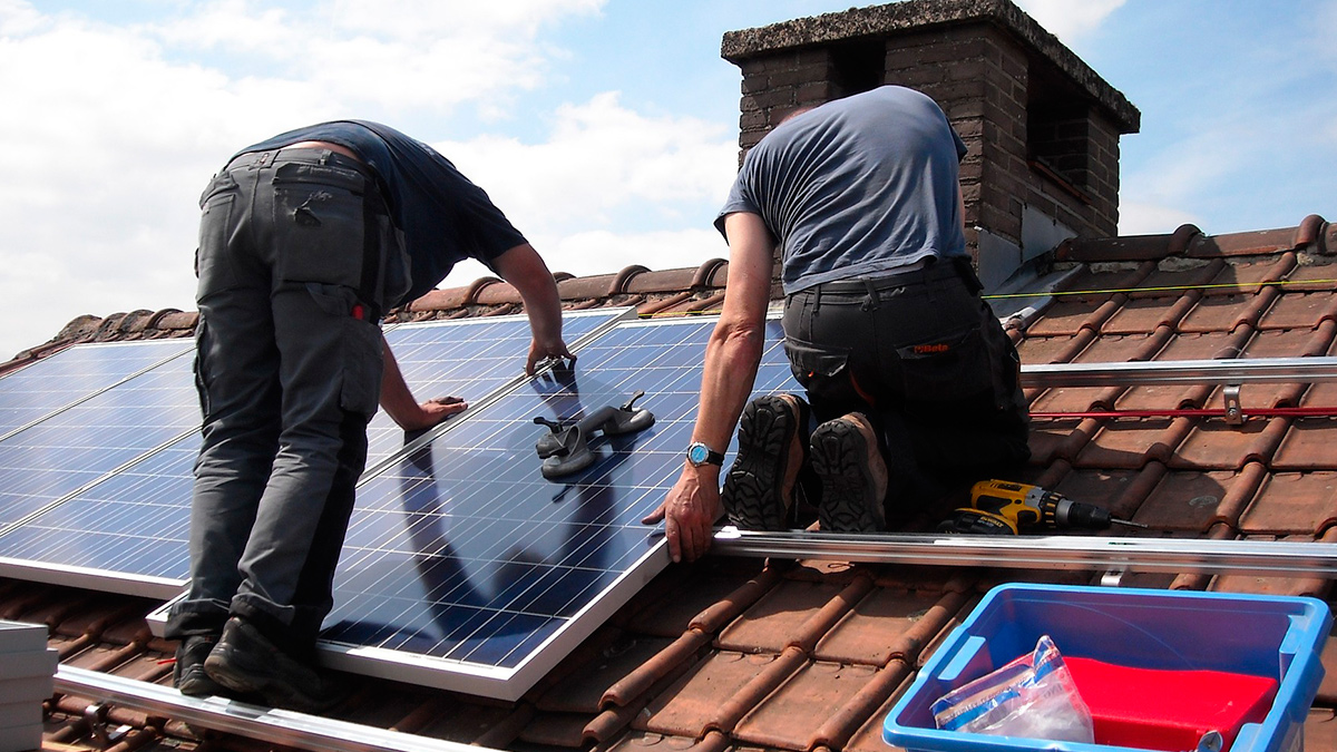 Paneles solares y autos eléctricos: una sinergia perfecta para el medio ambiente