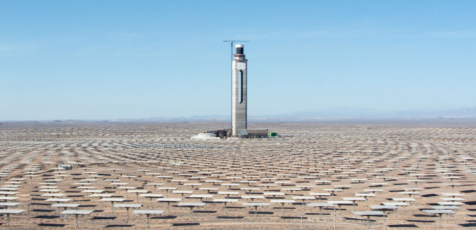 La primera planta de energía termosolar de América Latina, iza su receptor a 220 metros de altura