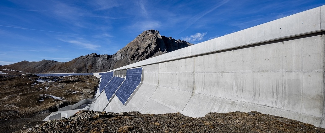 La fotovoltaica escala hasta la presa más alta de Europa