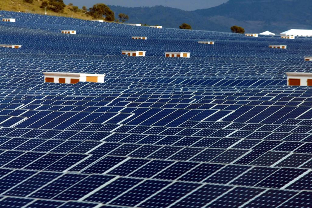 Trump castiga a las energías solar y eólica con facturas retroactivas