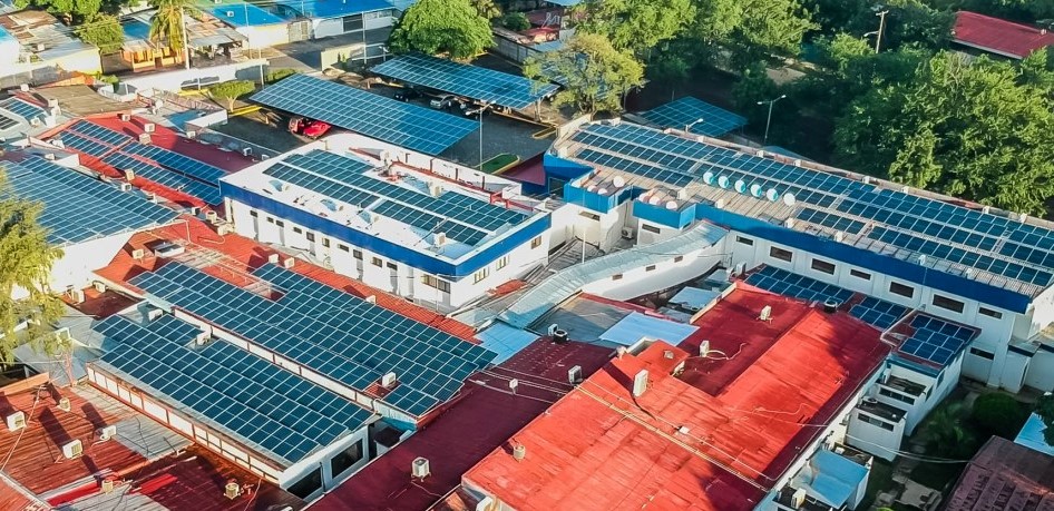 Hospital en Nicaragua brilla con su techo con energía solar más grande.