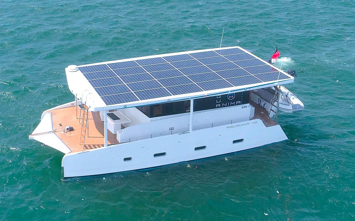 Este catamarán eléctrico de 500.000 euros se alimenta solo con energía solar