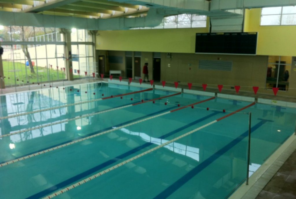 Una piscina municipal de Santiago se transforma en el primer recinto deportivo fotovoltaico de Chile