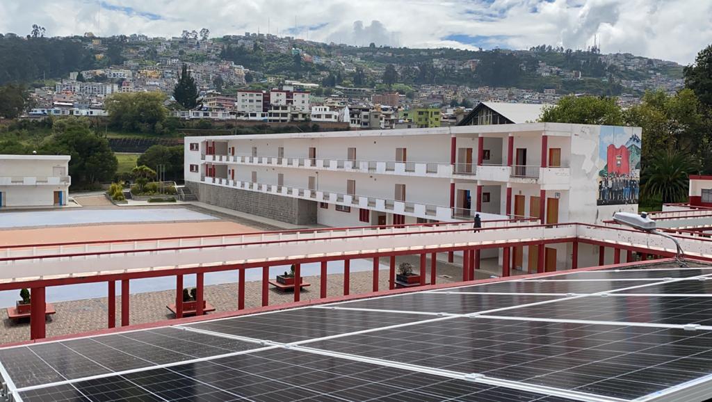 Quito, en Ecuador, instala sistemas solares en de 15 centros formativos