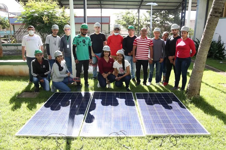 Se instala un microsistema fotovoltaico didáctico en un curso formativo de Brasil