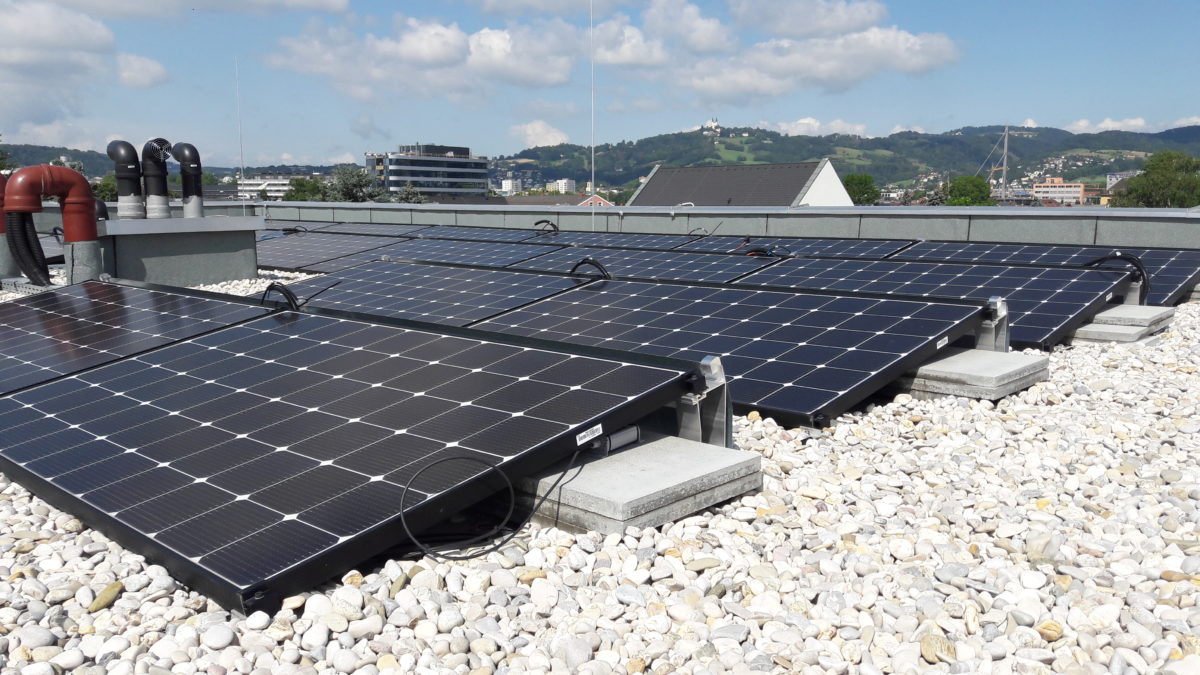 Fotovoltaica de CC en la azotea que proporciona agua caliente sanitaria a un edificio residencial a 60 C