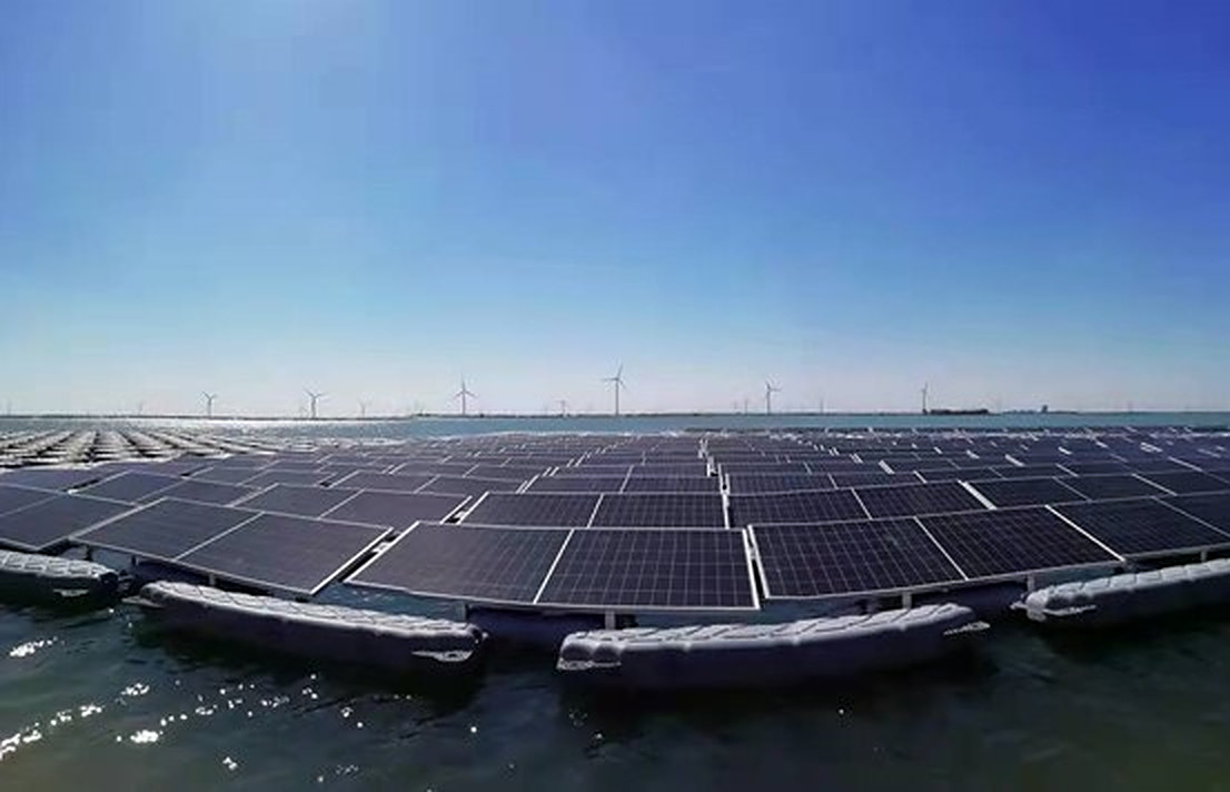 Energía solar flotante combinada con energía undimotriz, mareomotriz y eólica