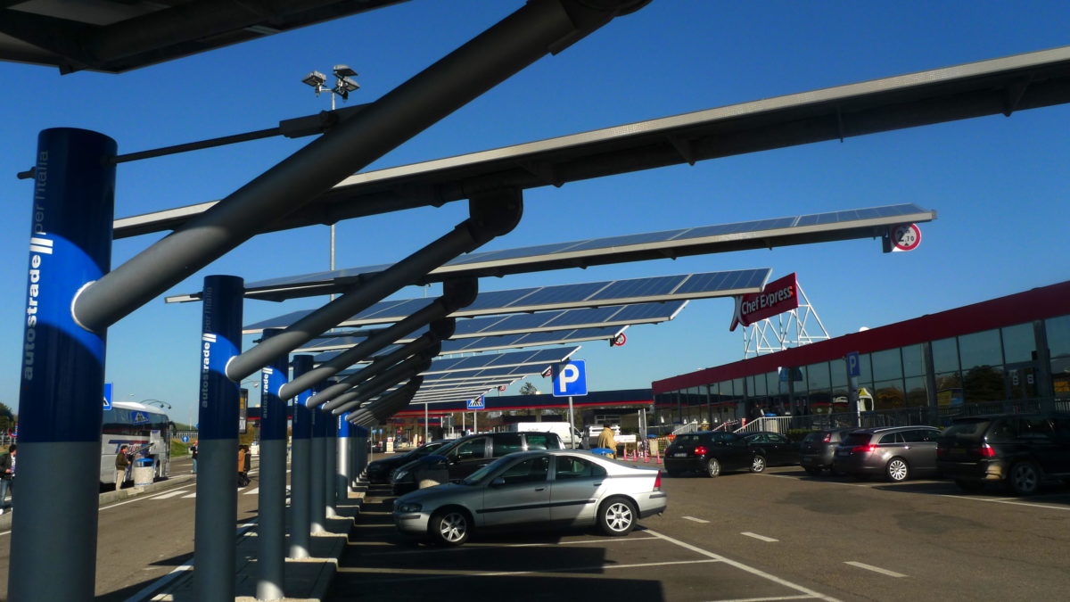 Francia introduce requisito solar para estacionamientos