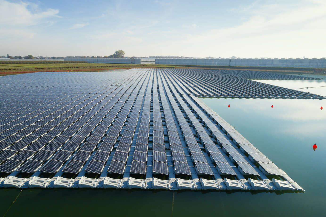 Estudio global destaca el potencial de la energía solar flotante
