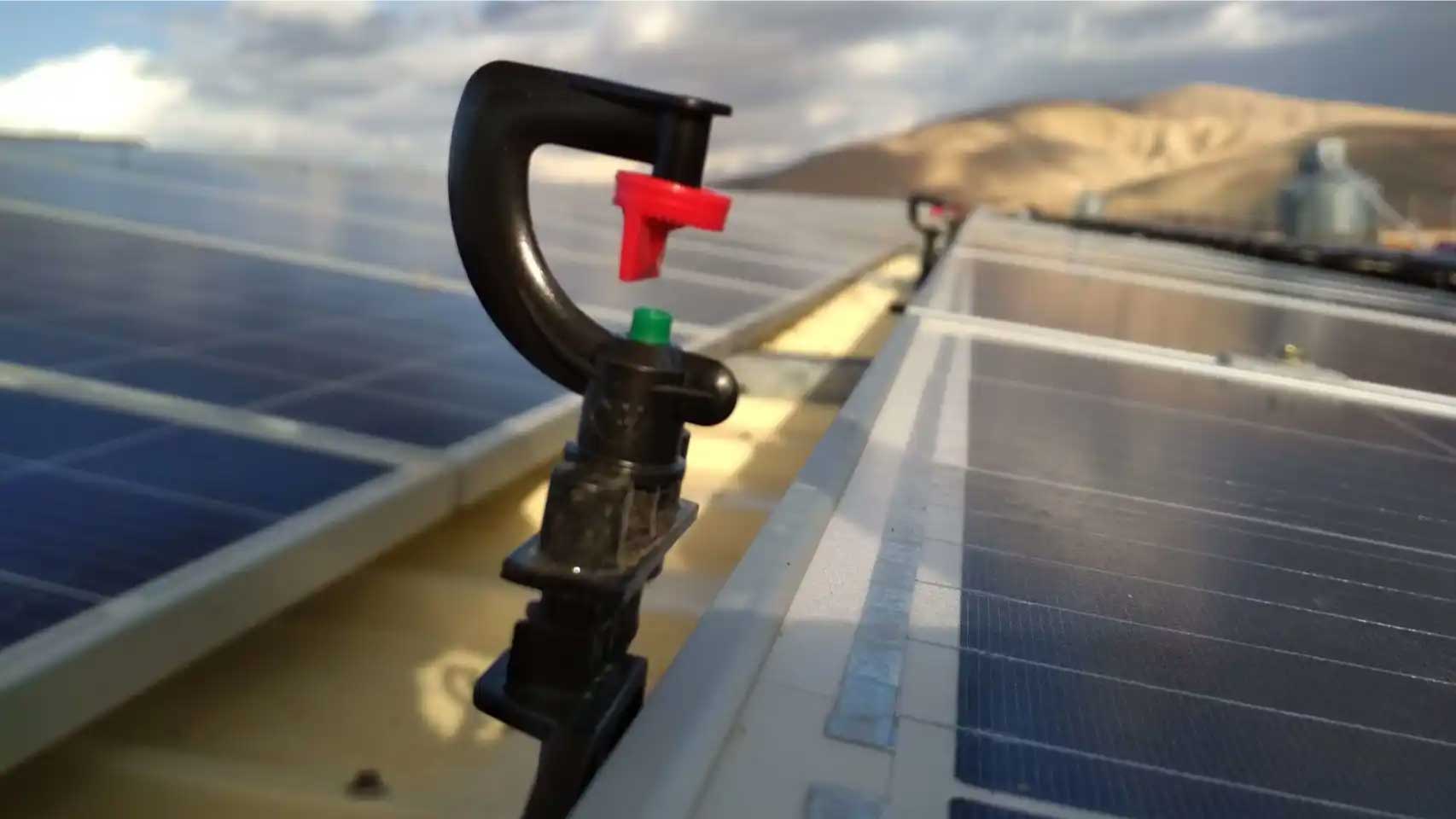El ingenioso invento para mantener limpias tus placas solares de forma automática