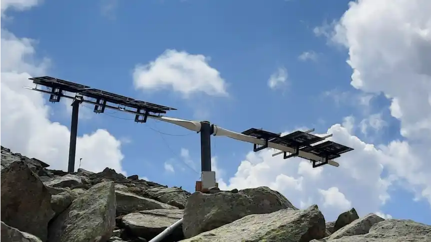 El aerogenerador con placas solares: la revolucionaria idea para bajar la factura de la luz