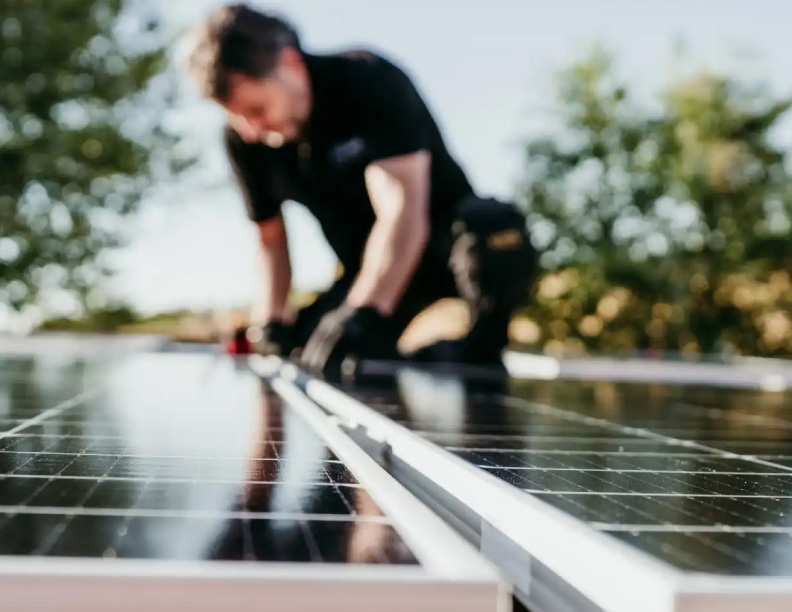 El revolucionario invento español que jubilará a las placas solares: genera y almacena energía barata