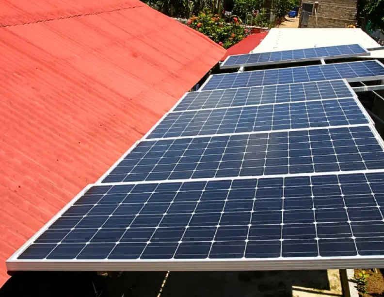 ¿Cuánto podría ahorrar utilizando placas o paneles solares?