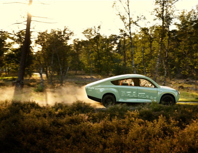 Estudiantes holandeses construyen un coche de 1.200 kg impulsado por energía solar y con una autonomía de 630 km