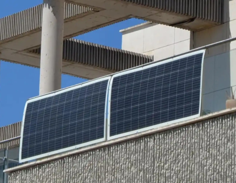El ingenioso panel solar español que baja un 50 por ciento la factura de la luz: flexible, ligero y fácil de instalar