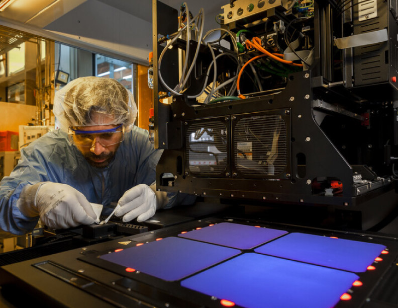 Procesos a baja temperatura para reducir el uso de plata en células solares de silicio perovskita en tándem