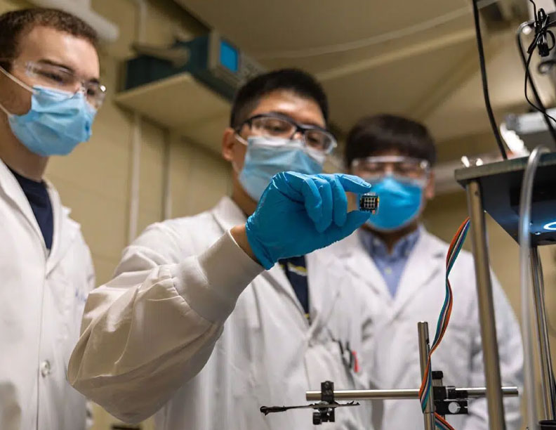 La célula solar de perovskita invertida bate un récord de eficiencia del 25 por ciento