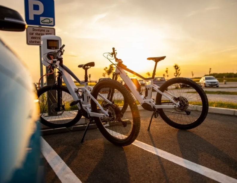 Bicicletas eléctricas reducen más el consumo de petróleo que los carros ‘cero emisiones’