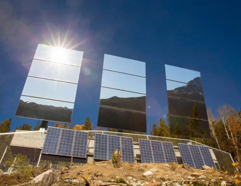 Este es el espejo español que emula al sol: así ilumina una ciudad italiana durante 3 meses al año