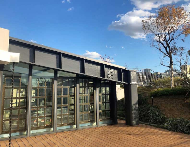 Los paneles solares transparentes no son un sueño lejano. Una escuela de Japón los está usando como ventanas